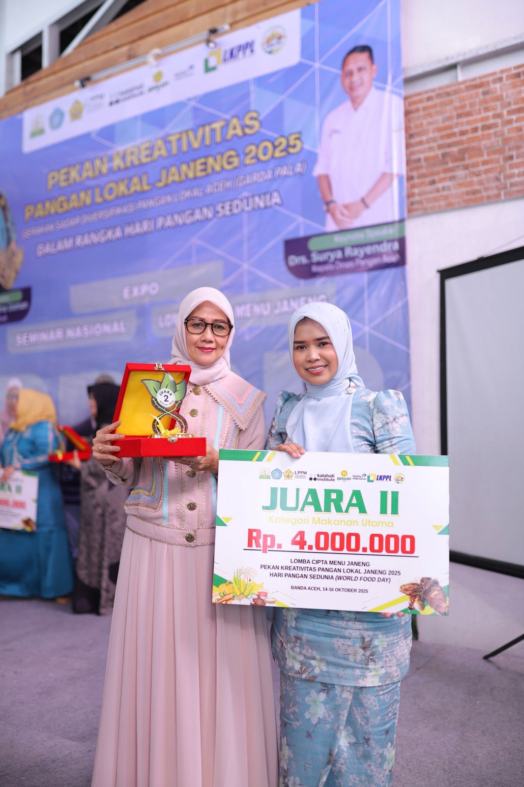 Yuyun Armia, Ketua TP-PKK Aceh Tamiang, usai menerima penghargaan.