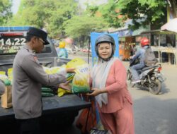 Senyum Sumringah Warga, Peroleh Beras Murah dari Polres Gresik di Hari Pangan Sedunia