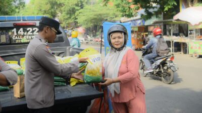 Hari Pangan Sedunia yang jatuh setiap tanggal 16 Oktober, Polres Gresik Polda Jatim menggelar kegiatan sosial berupa penjualan beras murah bagi masyarakat