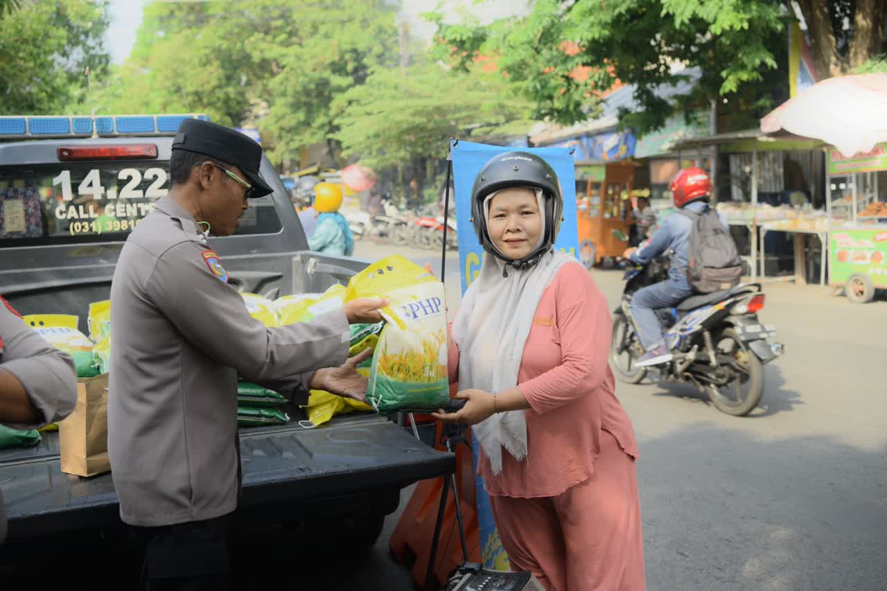 Hari Pangan Sedunia yang jatuh setiap tanggal 16 Oktober, Polres Gresik Polda Jatim menggelar kegiatan sosial berupa penjualan beras murah bagi masyarakat