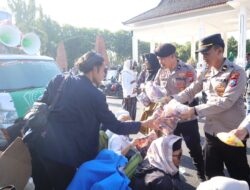 Humanis, Polisi Berbagi Roti dan Air untuk Massa Aksi Damai Alumni Ponpes di Situbondo Berlangsung Sejuk