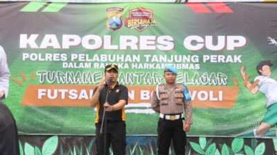Kapolres Pelabuhan Tanjung Perak, AKBP Wahyu Hidayat, membuka secara resmi turnamen futsal dan bola voli "Kapolres Cup 2025".