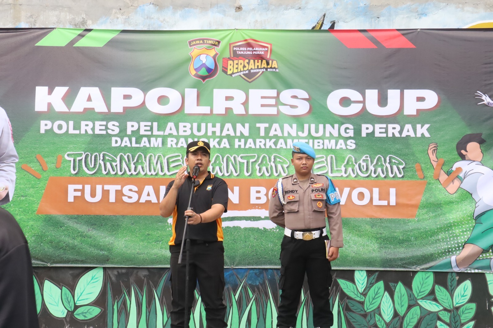 Kapolres Pelabuhan Tanjung Perak, AKBP Wahyu Hidayat, membuka secara resmi turnamen futsal dan bola voli "Kapolres Cup 2025".