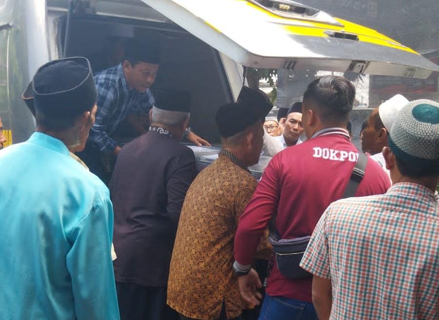 Satuan Kedokteran dan Kesehatan (Sidokkes), Polres Gresik Polda Jatim memberikan layanan ambulans jenazah gratis bagi almarhum Suroto