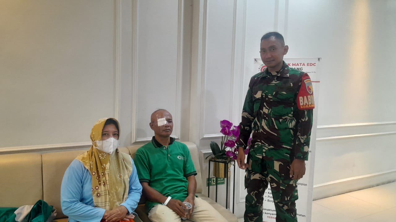 Kodim 0816/Sidoarjo, Babinsa Koramil 0816/14 Taman, Serda M. Iswan, melaksanakan pendampingan pada kegiatan Bakti Sosial Kesehatan