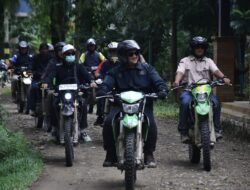 Turun Padang ke Tenggulun, Bupati Armia Tinjau Usulan Pembangunan dan Serahkan Bantuan di Kampung Selamat