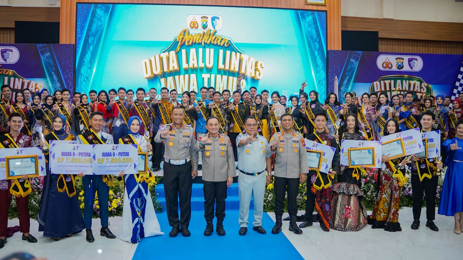 Waka Polda Jawa Timur, Brigjen Pol Pasma Royce, Direktur Lalu Lintas, Kombes Pol Iwan Saktiadi, Kasubdit Kamsel AKBP Edith Suswo Widodo dan juga Kapolresta Sidoarjo Kombes Pol Christian Tobing serta Waka Polres Sidoarjo AKBP M. Zainur Rofiq.