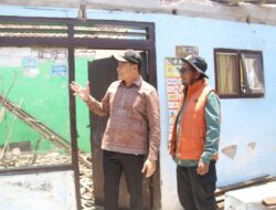 Bupati Subandi Kunjungi Rumah Ambruk Warga Magersari