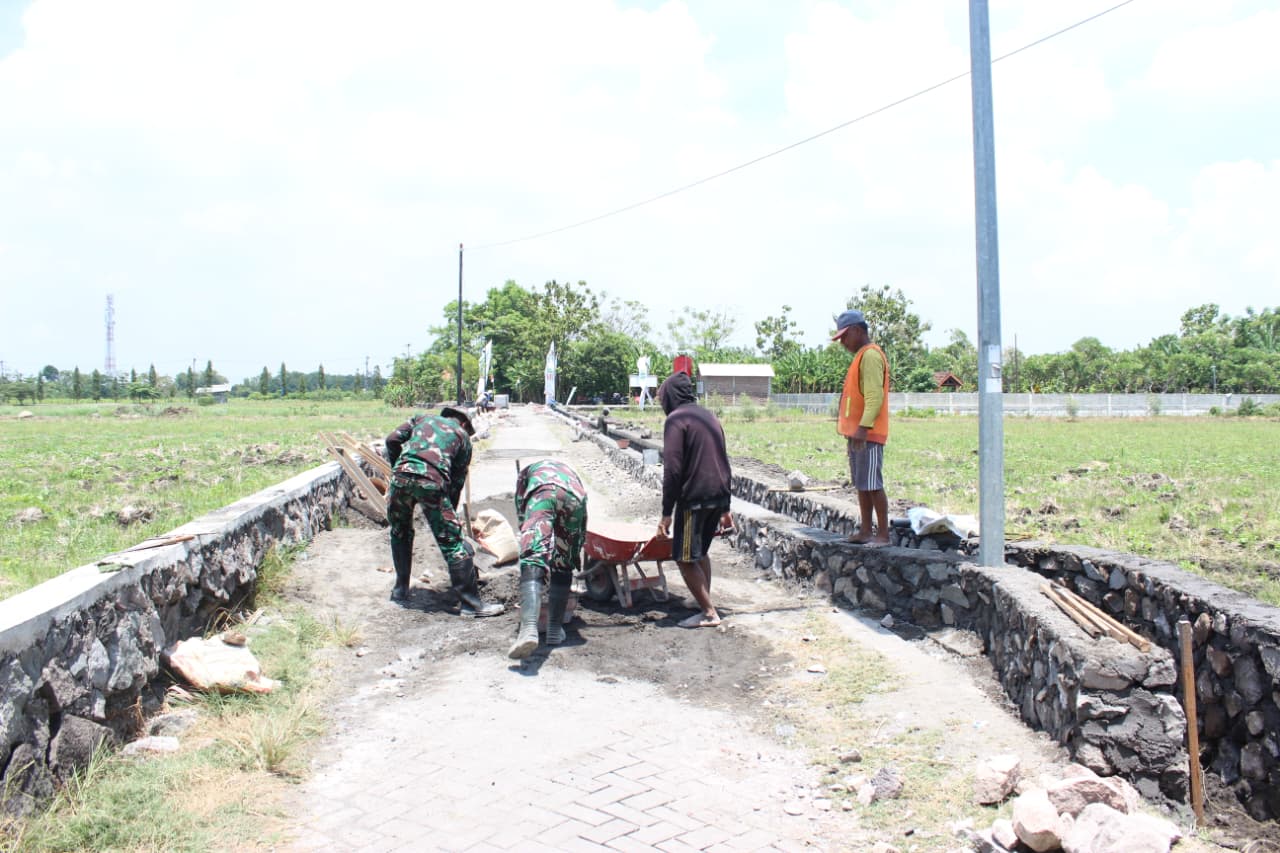 TMMD 126 Kodim 0816/Sidoarjo Ngebut Bangun Plengsengan 150 m di Dusun Kadelesan