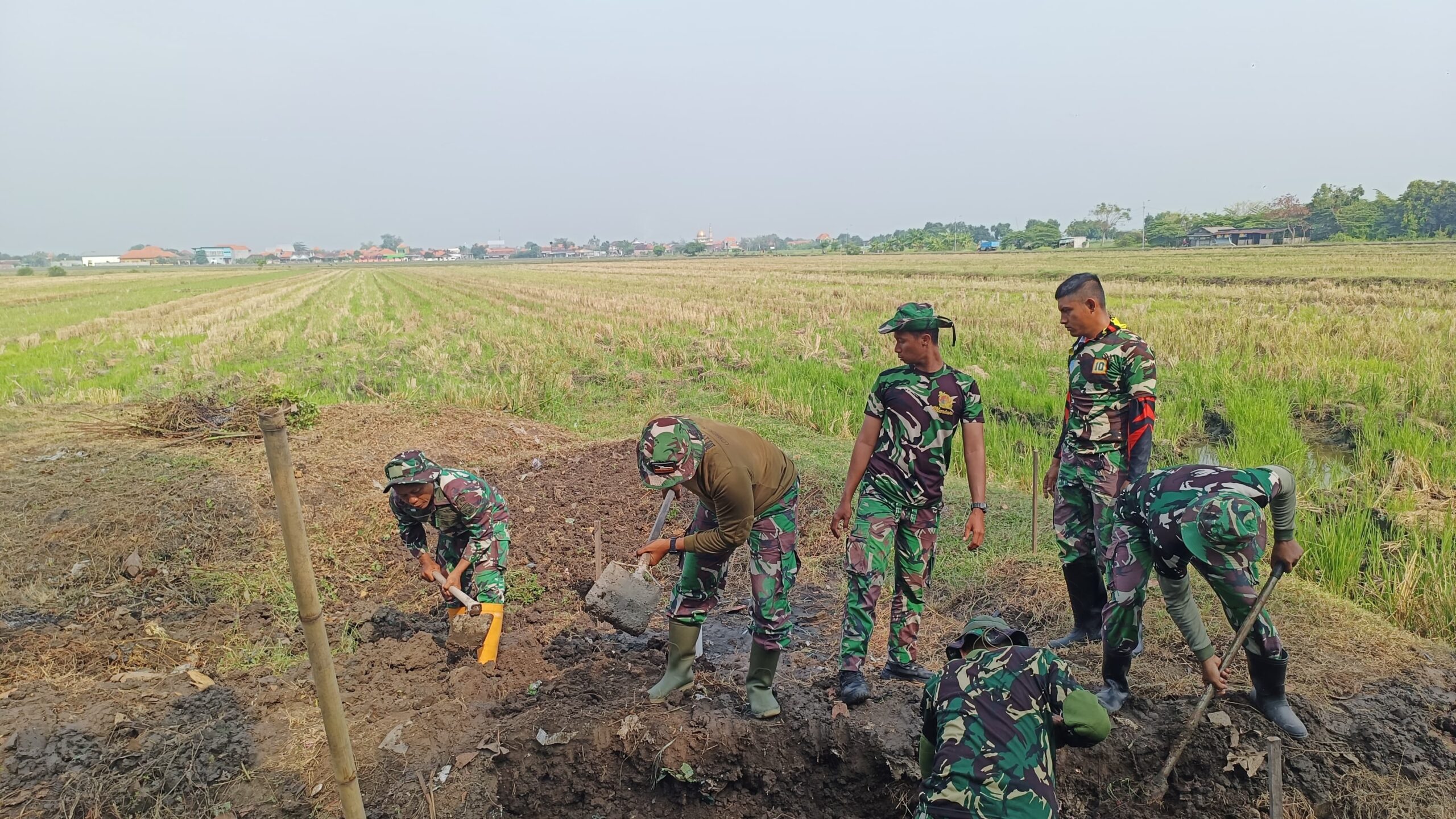 Wujud Kemanunggalan: Satgas TMMD 126 dan Warga Gotong Royong Hadirkan Sumber Air di Desa Kedondong