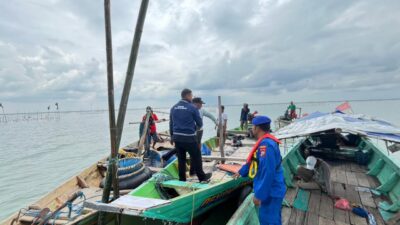 Tim gabungan melaksanakan pengamanan dan pendampingan pembongkaran dua unit rumpon di perairan Kali Pandian, Desa Randuboto, Kecamatan Sidayu