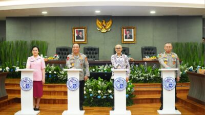 Wakil Kepala Kepolisian Negara Republik Indonesia (Wakapolri) Komjen Pol. Prof. Dr. Dedi Prasetyo, S.H., M.Hum., M.Si., M.M., didampingi Chairman sekaligus Co-founder Yayasan Pendidikan Kader Bangsa Indonesia, Dirgayuza Setiawan, beserta jajaran pimpinan Polri dan Yayasan Kemala Bhayangkari