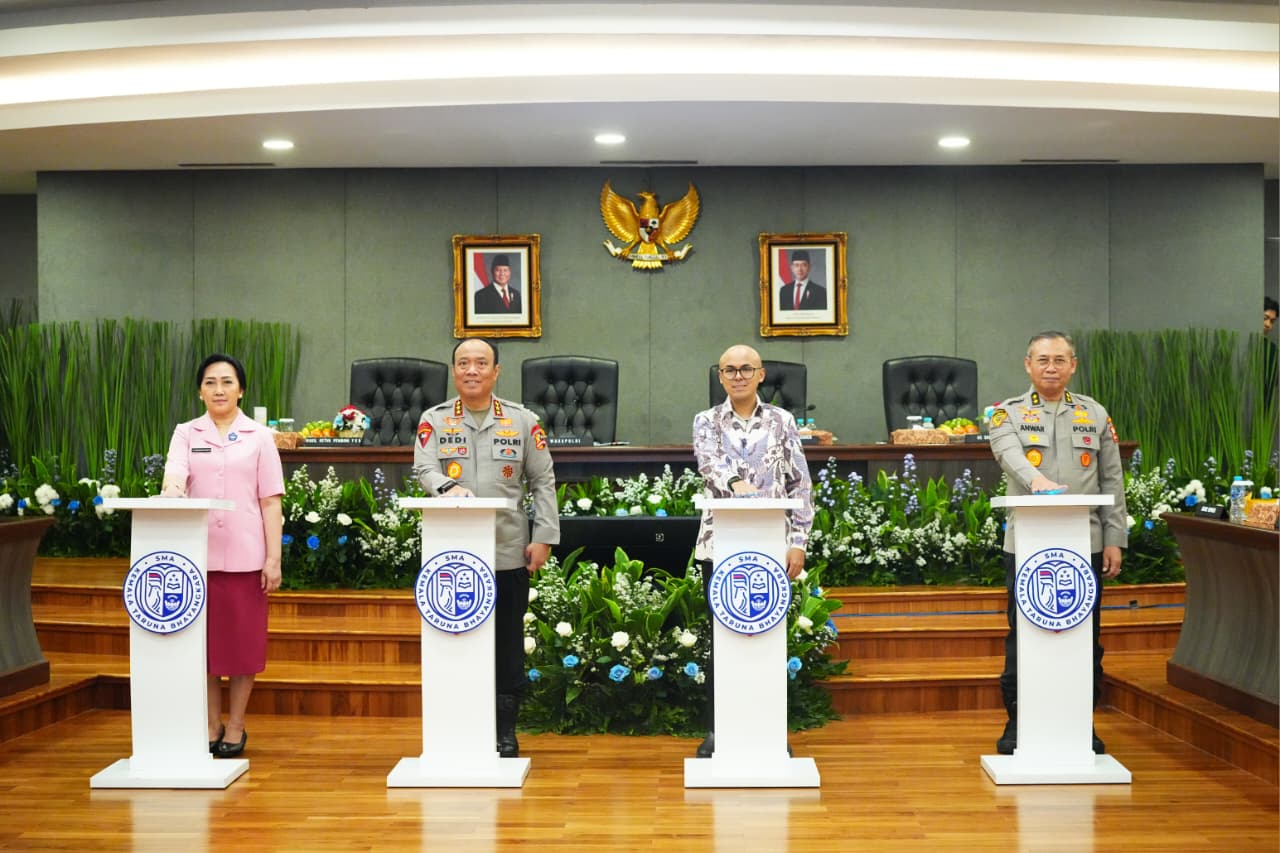 Wakil Kepala Kepolisian Negara Republik Indonesia (Wakapolri) Komjen Pol. Prof. Dr. Dedi Prasetyo, S.H., M.Hum., M.Si., M.M., didampingi Chairman sekaligus Co-founder Yayasan Pendidikan Kader Bangsa Indonesia, Dirgayuza Setiawan, beserta jajaran pimpinan Polri dan Yayasan Kemala Bhayangkari