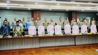 Wakapolri Komjen Pol. Prof. Dr. Dedi Prasetyo, S.H., M.Hum., M.Si., M.M., bersama Ketua YPKBI Dirgayuza Setiawan, M.Sc., Wakil Ketua Pembina YKB Ibu Martha Dedi Prasetyo, serta As SDM Kapolri Irjen Pol. Anwar.