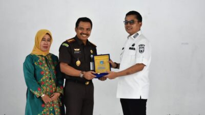 Suasana haru penuh kehangatan mengiringi langkah Kepala Kejaksaan Negeri (Kejari) Langsa, Efrianto, S.H M.H yang bersiap akan melaksanakan tugas sebagai Inspektur Muda