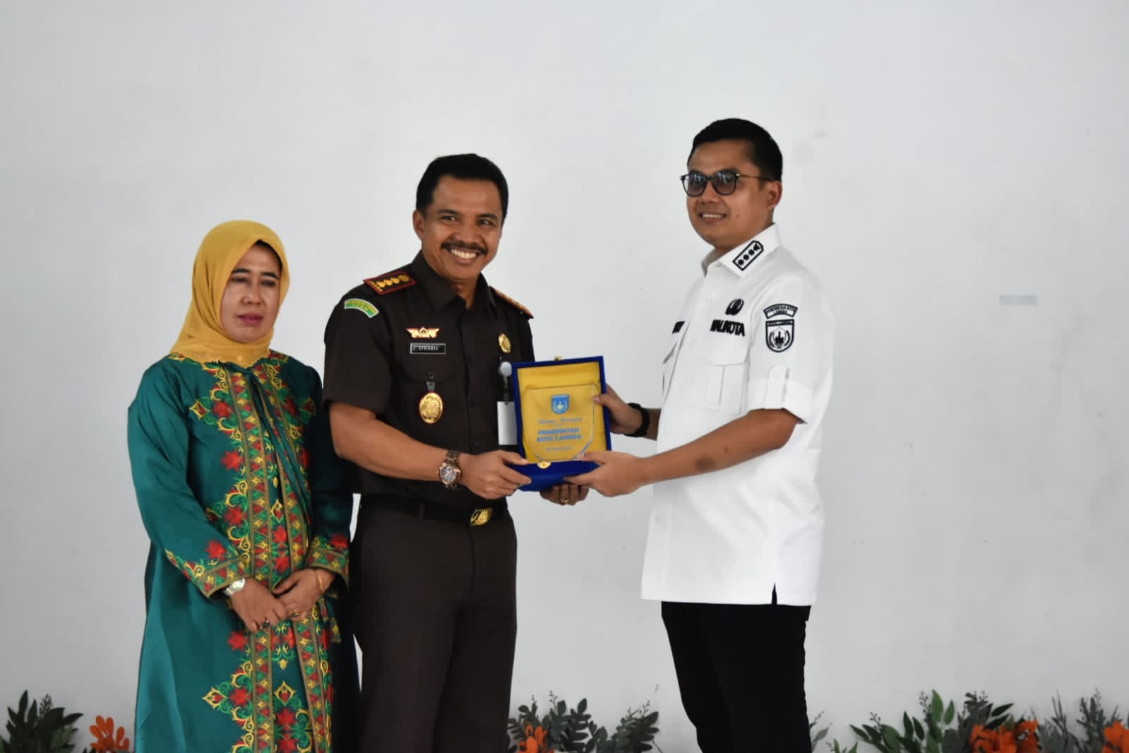 Suasana haru penuh kehangatan mengiringi langkah Kepala Kejaksaan Negeri (Kejari) Langsa, Efrianto, S.H M.H yang bersiap akan melaksanakan tugas sebagai Inspektur Muda