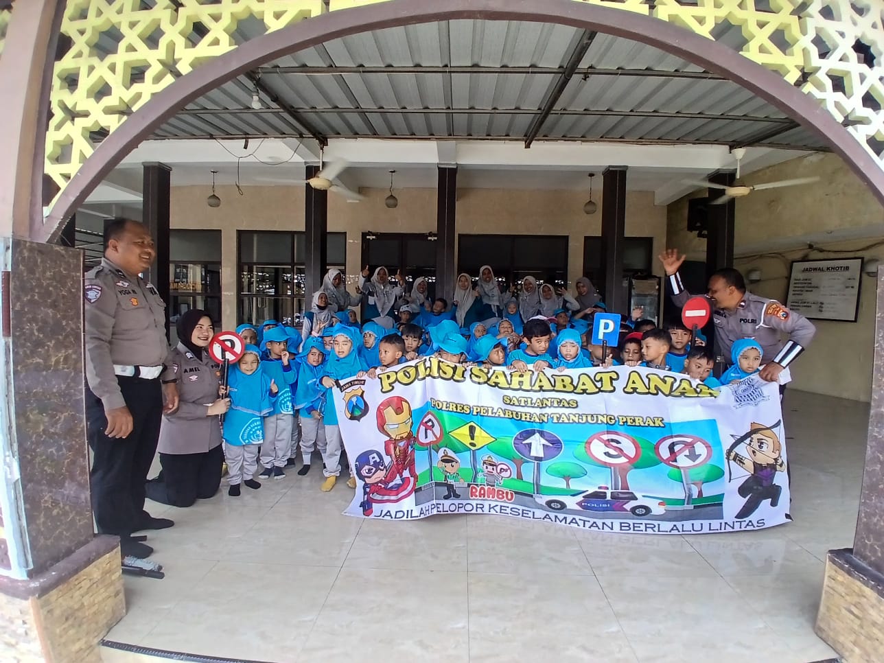 Mapolres Pelabuhan Tanjung Perak mendadak didatangi oleh 120 siswa-siswi dari TK AL KHAIRIYAH.