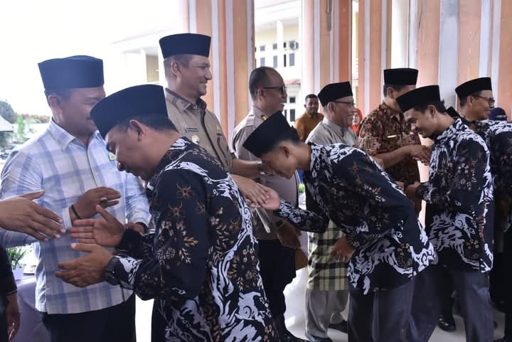 Bupati Aceh Tamiang, Irjen Pol (Purn) Drs. Armia Pahmi, MH melepas kafilah yang akan berlaga pada ajang Musabaqah Tilawatil Qur’an (MTQ) ke-37 Tingkat Aceh tahun 2025