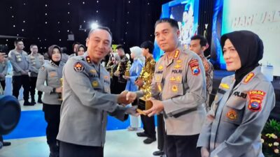 Penghargaan tersebut diserahkan langsung oleh Kadiv Humas Polri, Irjen Pol Sandi Nugroho kepada Kabid Humas Polda Jatim Kombes Pol Jules Abraham Abast