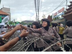 Polrestabes Surabaya Libatkan Tim Negosiator Polwan, Beri Layanan Pengamanan Aksi Ribuan Santri di DPRD Jatim