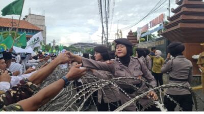 Polrestabes Surabaya bersama Polda Jawa Timur menerapkan strategi humanis dan preventif, dengan mengedepankan peran Polisi Wanita (Polwan)