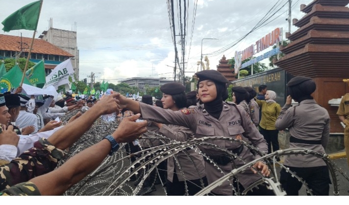 Polrestabes Surabaya bersama Polda Jawa Timur menerapkan strategi humanis dan preventif, dengan mengedepankan peran Polisi Wanita (Polwan)