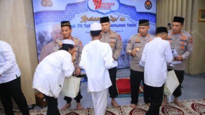 Divisi Humas Polri memberikan tali kasih kepada sejumlah anak yatim dalam rangka Hari Jadi ke-74