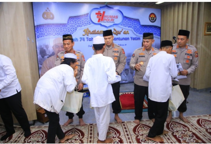 Divisi Humas Polri memberikan tali kasih kepada sejumlah anak yatim dalam rangka Hari Jadi ke-74