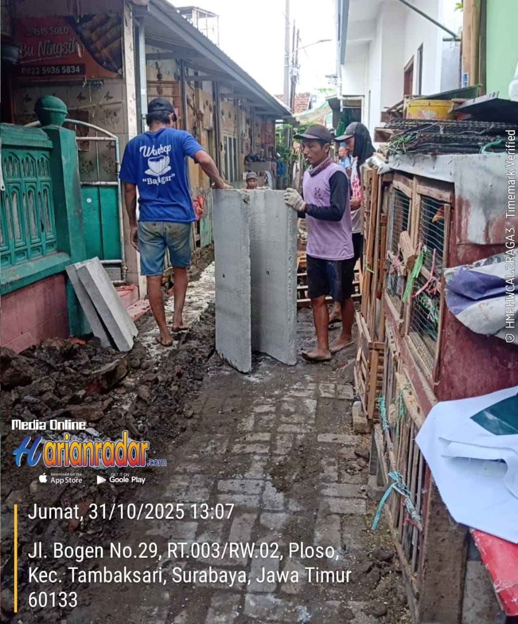 Pekerja Proyek U-ditch di Jalan Bogen 27/29 Surabaya Menyalahi K3 Umum