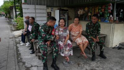 Pererat Soliditas, Dan SSK TMMD ke-126 Anjangsana Bersama Anggota Satgas