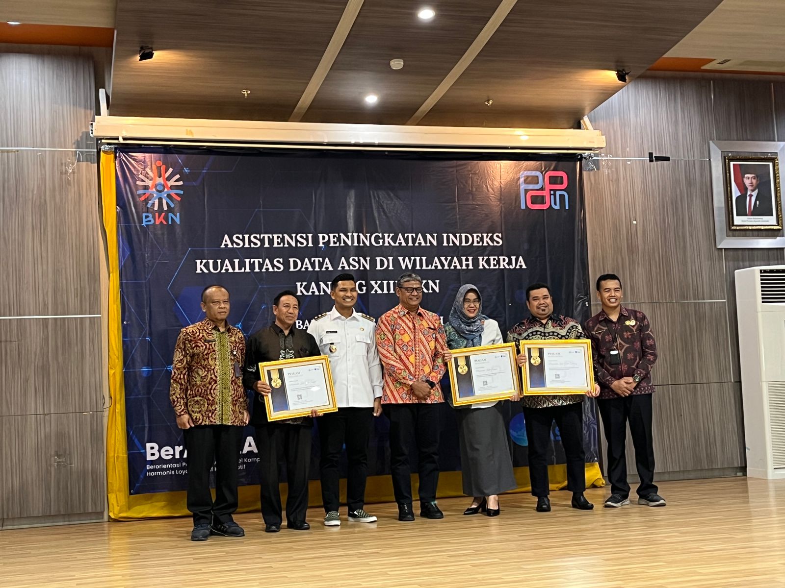 Penghargaan ini diserahkan langsung oleh Deputi Bidang Sistem Informasi dan Digitalisasi Manajemen ASN BKN Suharmen S.Kom, M.Si