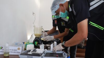 Satuan Kedokteran dan Kesehatan (Sidokkes) Polres Pelabuhan Tanjung Perak melaksanakan pemeriksaan keamanan pangan atau food safety secara menyeluruh terhadap menu yang diproduksi di Satuan Pelayanan Pemenuhan Gizi (SPPG)