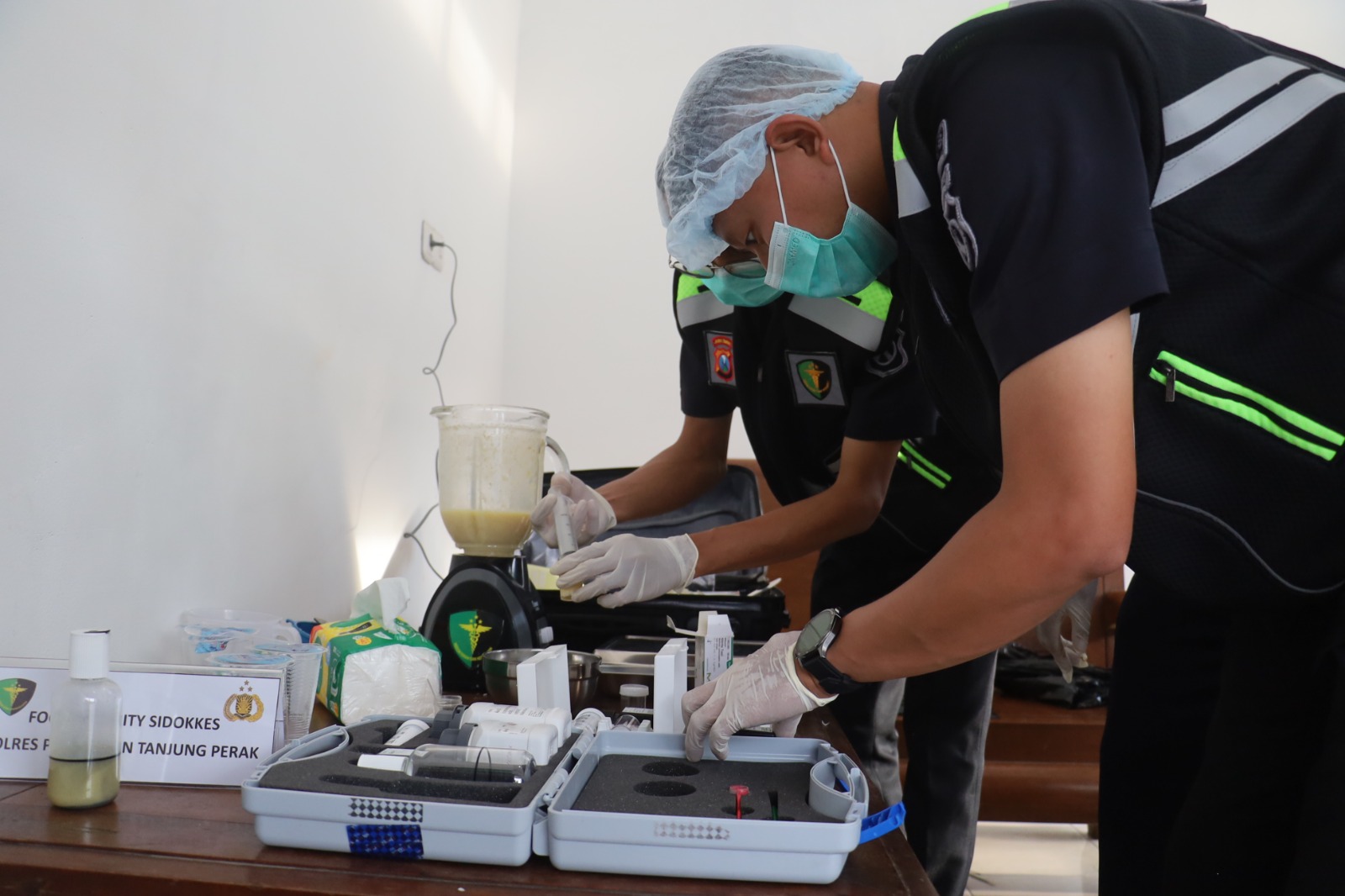 Satuan Kedokteran dan Kesehatan (Sidokkes) Polres Pelabuhan Tanjung Perak melaksanakan pemeriksaan keamanan pangan atau food safety secara menyeluruh terhadap menu yang diproduksi di Satuan Pelayanan Pemenuhan Gizi (SPPG)