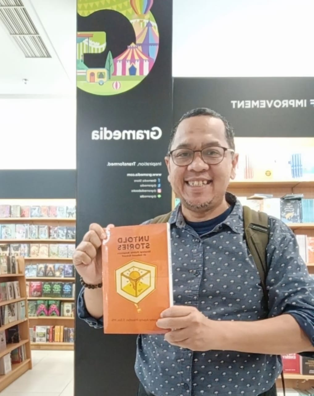 Keterangan foto: Nugroho Agung Prasetyo dan karya bukunya