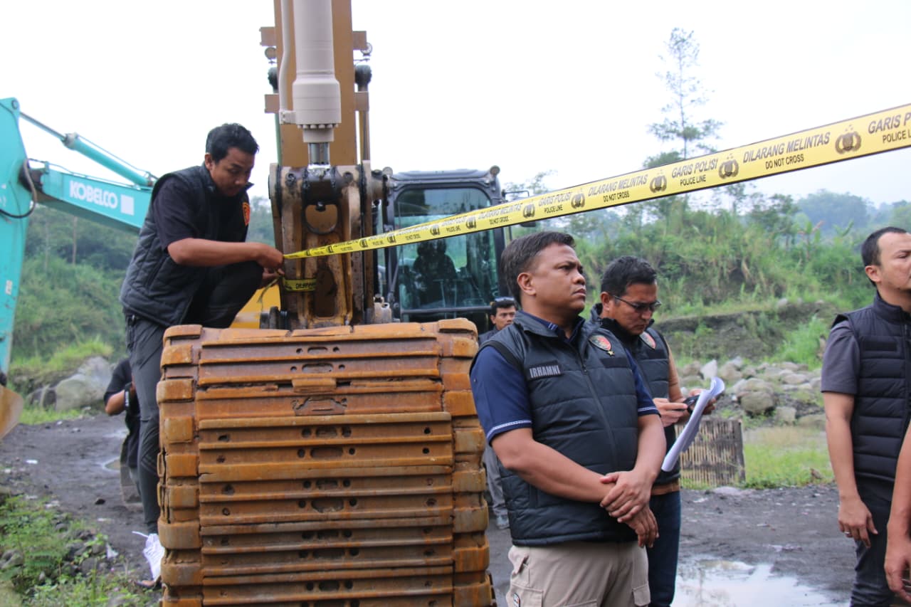 Direktorat Tindak Pidana Tertentu (Dittipidter) Bareskrim Polri bersama Balai Taman Nasional Gunung Merapi (TNGM), Dinas ESDM Provinsi Jawa Tengah, Polresta Magelang, serta instansi terkait lainnya, menindak tegas aktivitas penambangan pasir ilegal