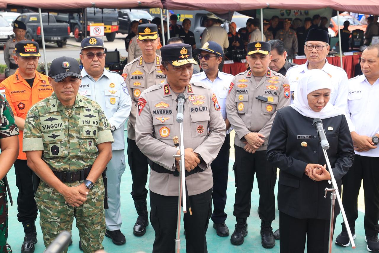 Kapolda Jawa Timur, Irjen Pol Nanang Avianto, bersama Forum Koordinasi Pimpinan Daerah (Forkopimda) Jawa Timur melaksanakan Apel Gelar Pasukan Kesiapan Tanggap Darurat Bencana