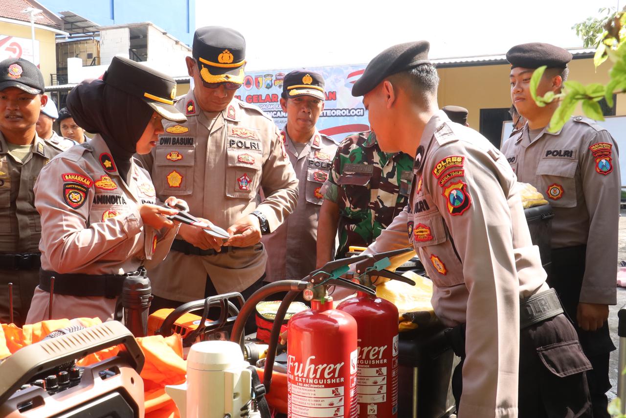 Apel siaga yang dipimpin langsung oleh Wakapolres Pelabuhan Tanjung Perak, Kompol Anindita, ini dihadiri oleh para Pejabat Utama (PJU) Polres
