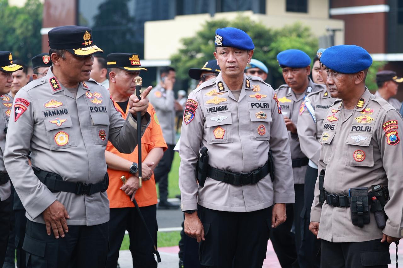 Kapolda Jawa Timur Irjen Pol Drs. Nanang Avianto, M.Si usai memimpin Apel Gelar Pasukan Kesiapan Tanggap Darurat Bencana
