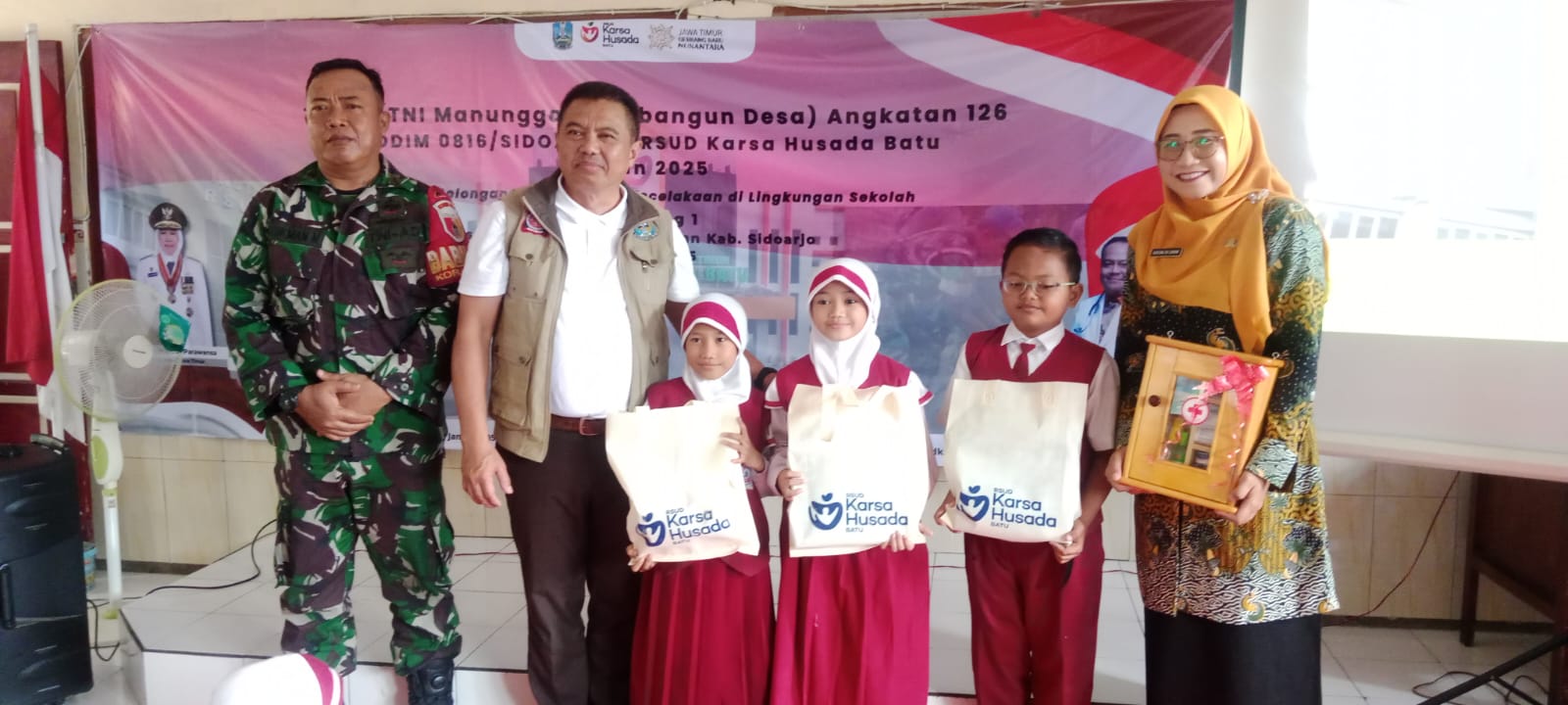 Tingkatkan Kesiapsiagaan, Satgas TMMD ke-126 Sidoarjo dan RSUD Karsa Husada Batu Ajarkan Pertolongan Pertama di SDN Kedondong 1