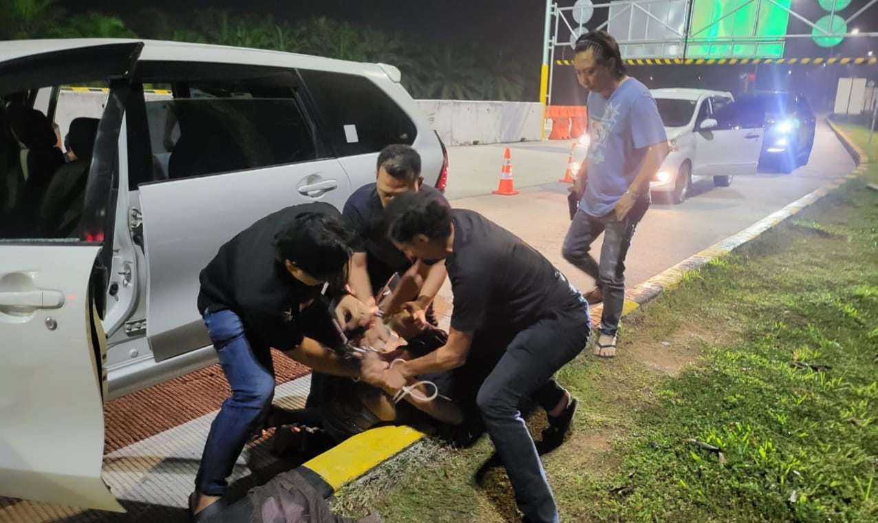 Tim Jatanras Ditreskrimum Polda Aceh dan Satreskrim Polres Lhokseumawe berhasil meringkus tiga pelaku pencurian dengan pemberatan (curat)