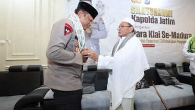 Kapolda Jawa Timur Irjen Pol. Drs. Nanang Avianto, M.Si., didampingi para pejabat utama Polda Jatim dan Kapolres Bangkalan AKBP Hendro Sukmono serta Kapolres Sampang Hartono, melaksanakan silaturahmi dengan para kiai