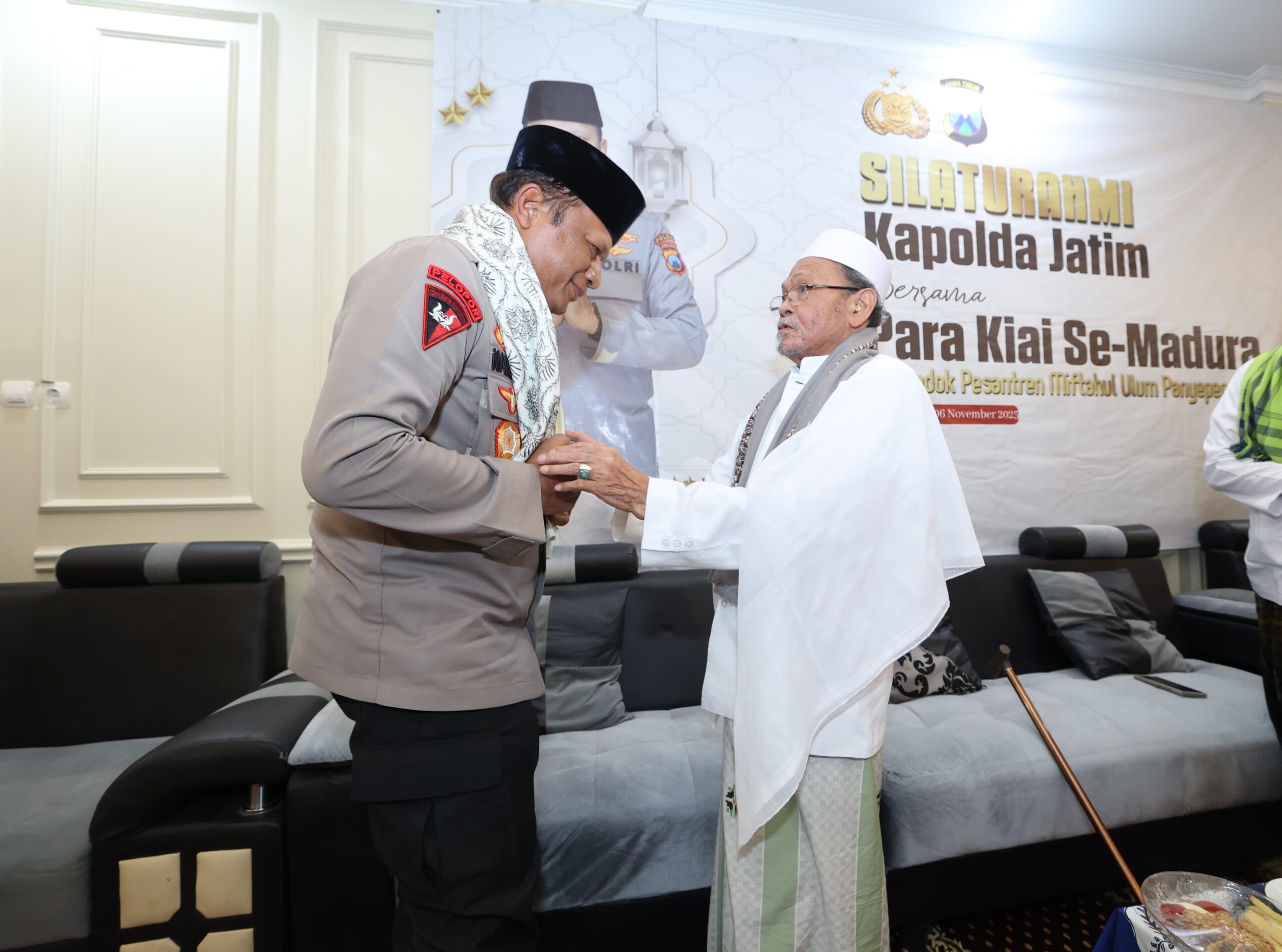 Kapolda Jawa Timur Irjen Pol. Drs. Nanang Avianto, M.Si., didampingi para pejabat utama Polda Jatim dan Kapolres Bangkalan AKBP Hendro Sukmono serta Kapolres Sampang Hartono, melaksanakan silaturahmi dengan para kiai