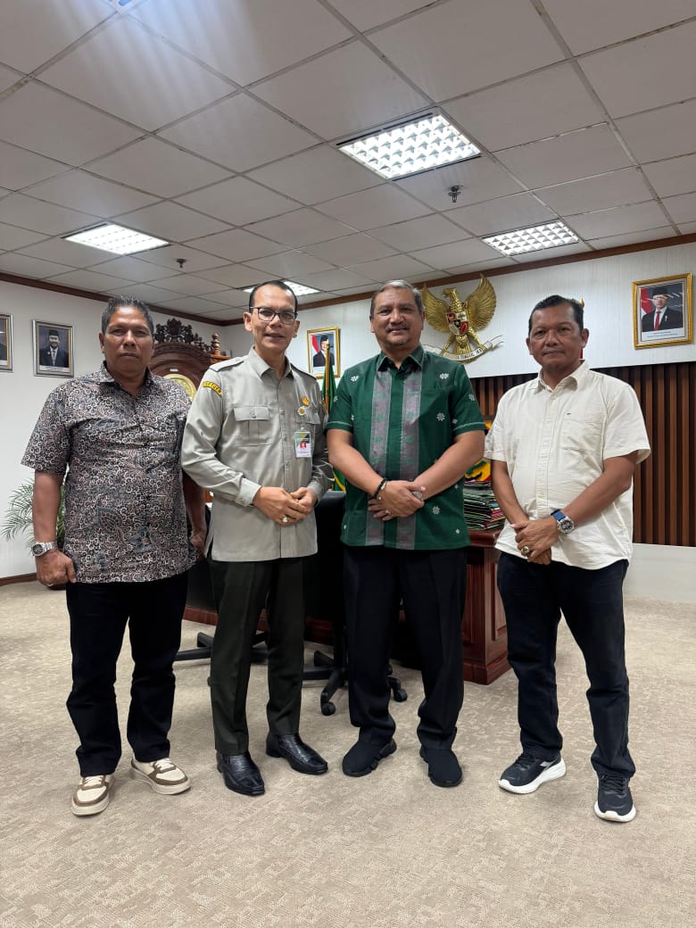 Bupati Aceh Tamiang, Irjen Pol (Purn) Drs Armia Fahmi MH didampingi sejumlah pejabat
