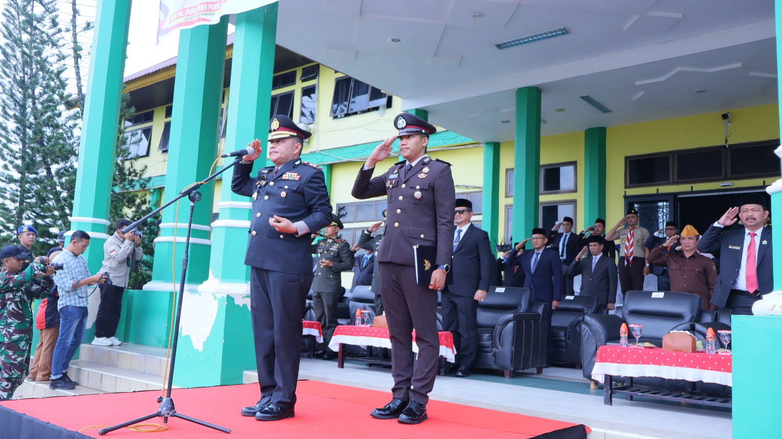 Upacara berlangsung khidmat dengan Kapolres Aceh Tamiang AKBP Mulyadi SH MH bertindak sebagai inspektur upacara