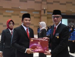 Bupati Serahkan Tanda Kehormatan Satyalancana Karya Satya