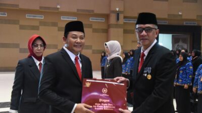 Bupati Serahkan Tanda Kehormatan Satyalancana Karya Satya