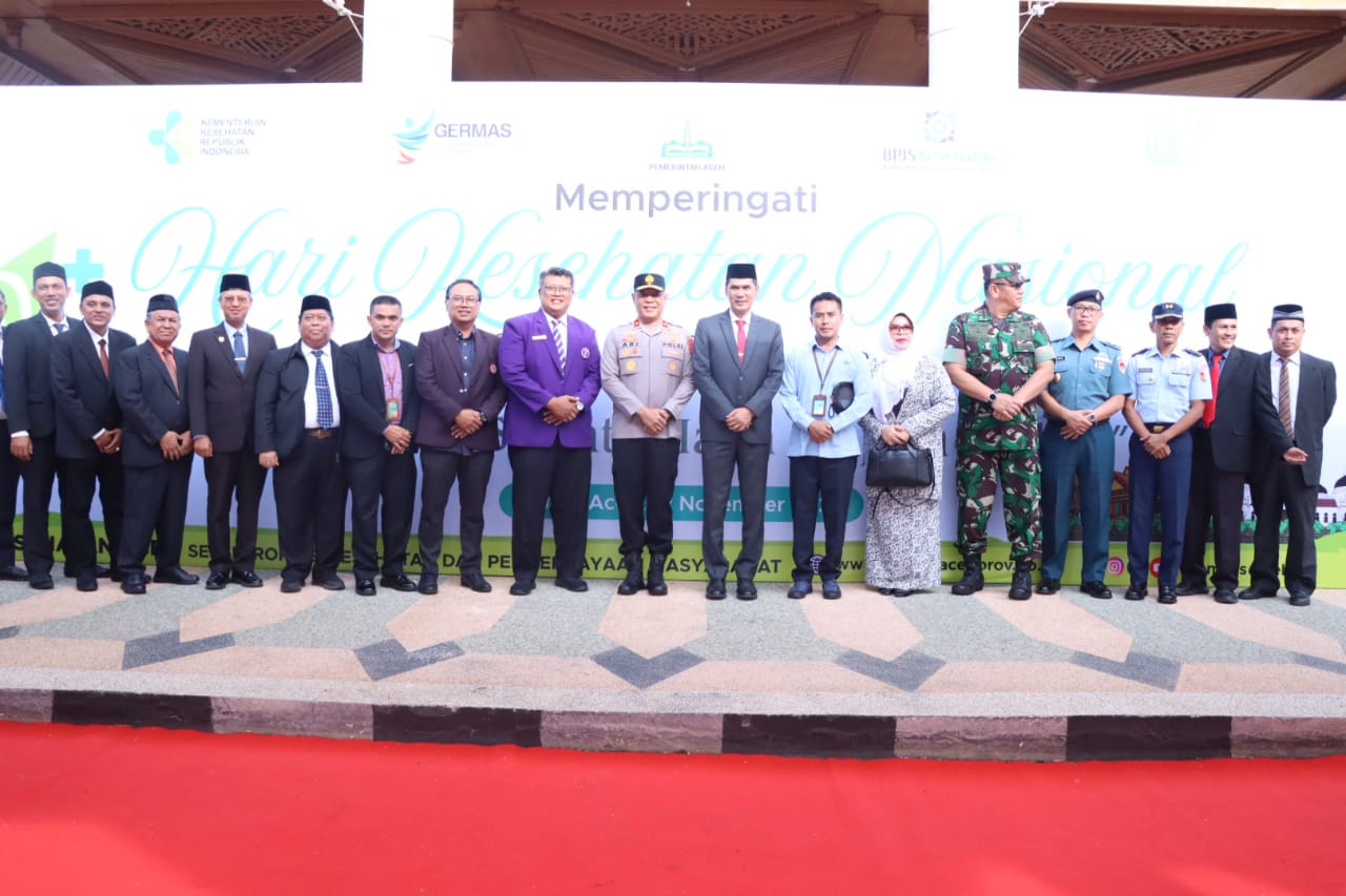 Wakapolda Aceh Brigjen Pol. Ari Wahyu Widodo bersama sejumlah pejabat utama Polda Aceh menghadiri upacara Peringatan Hari Kesehatan Nasional (HKN) ke-61