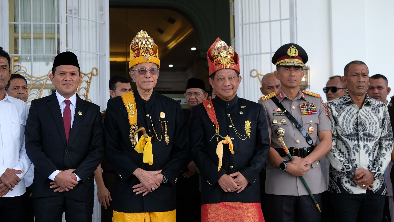 Kapolda Aceh Irjen Pol. Marzuki Ali Basyah hadir dan menyaksikan langsung prosesi penganugerahan Gelar Kehormatan Petua Panglima Hukom Nanggroe