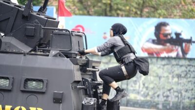 Brimob Polda Jatim itu menampilkan berbagai kemampuan taktis setara pasukan khusus