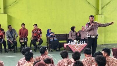 Polsek Krian Polresta Sidoarjo memberikan sosialisasi dan edukasi kepada para pelajar SMAN 1 Krian.